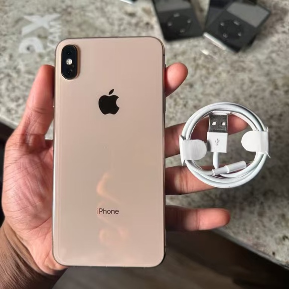 Apple iPhone in Gold with USB Cable
